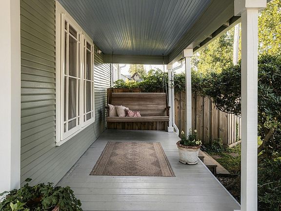 4th image of 1039 Louise St