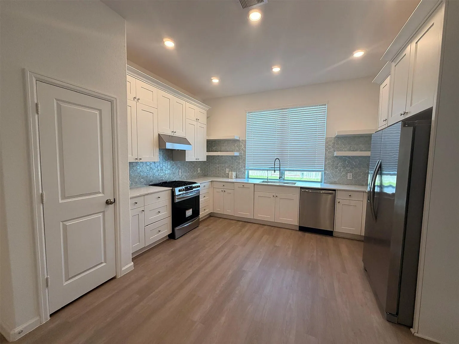 4 bed, 3.5 bath, 2283 sqft, $2,800 — Photo 4