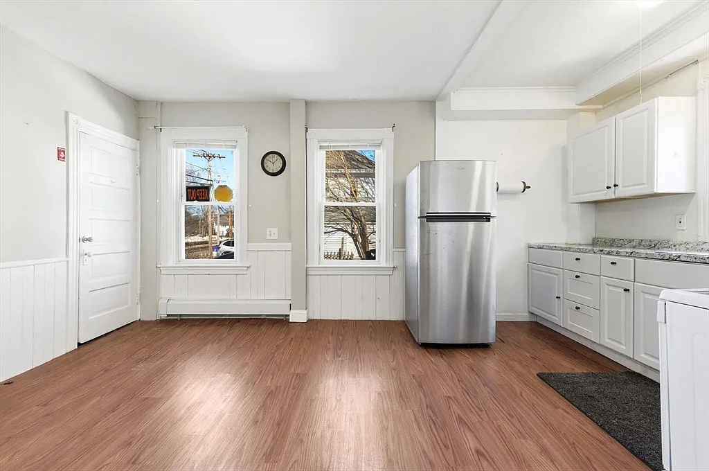 2 bed, 1.0 bath, 1000 sqft — Photo 2