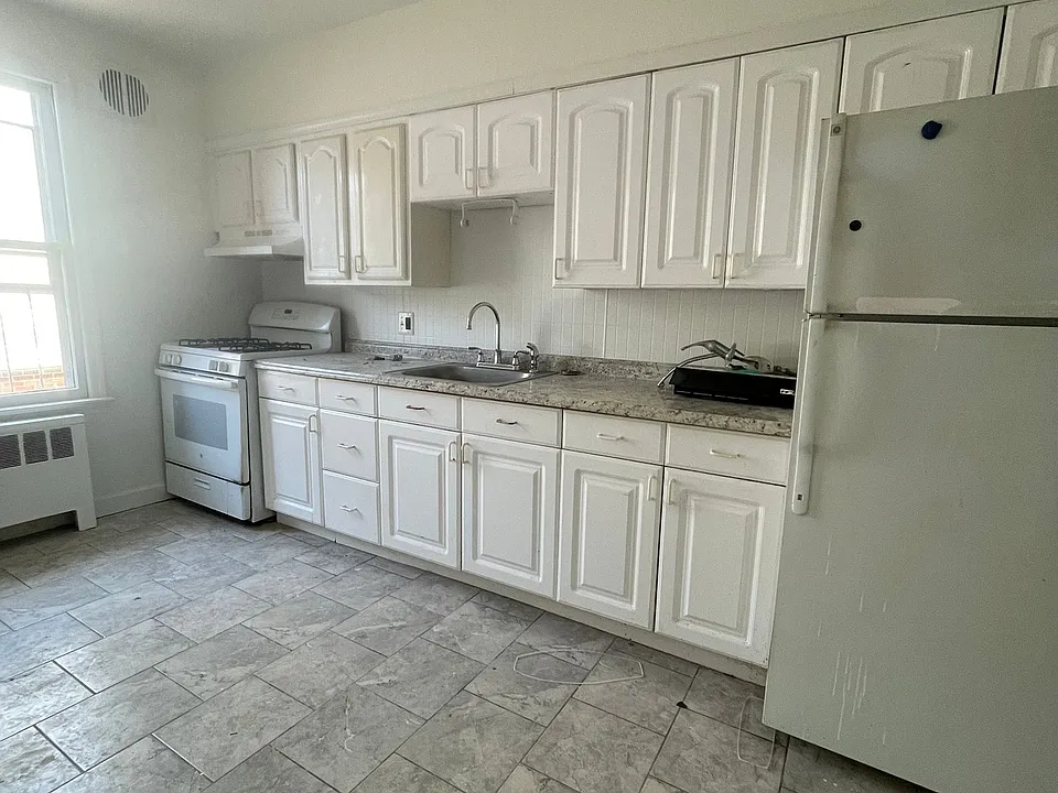 119 Hobart Ave #3
