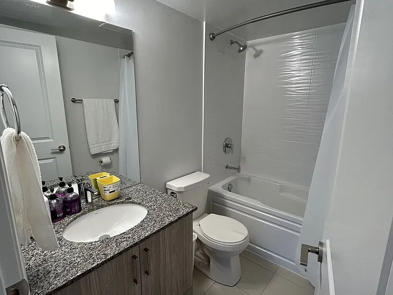 20 Meadowglen Pl E #822 — Photo 11