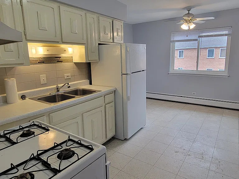 9220 Jill Ln #TOP FLOOR — Photo 16