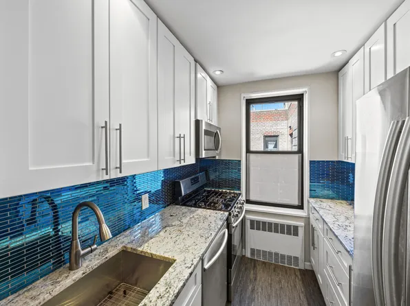 2209 Knapp Street image 4 of 9