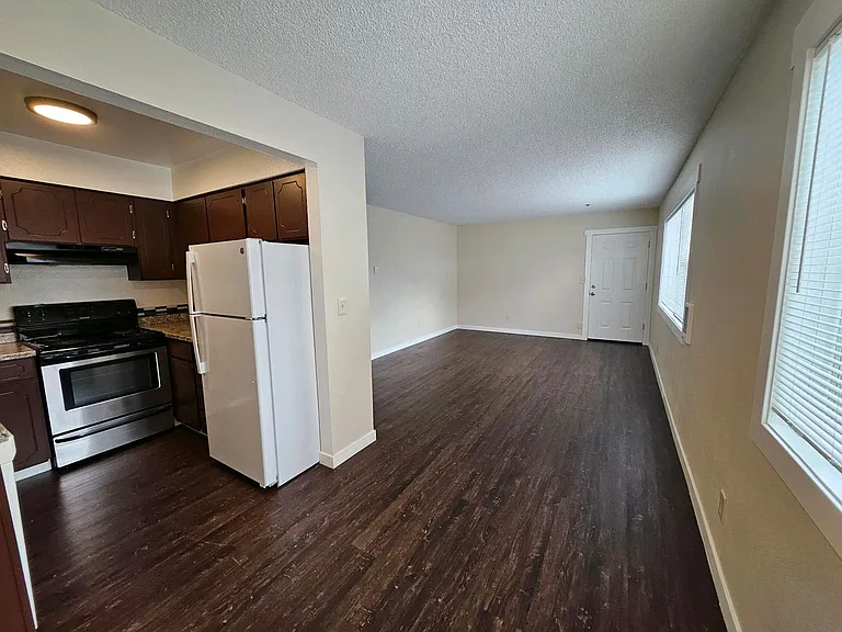 Sunset Apartments — Photo 7