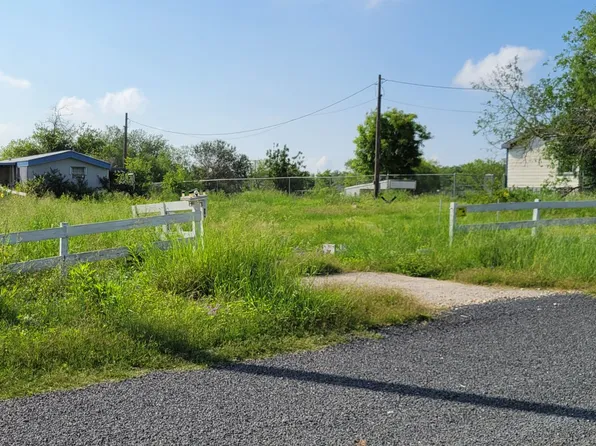 114 N CR 5605, Castroville, TX 78009