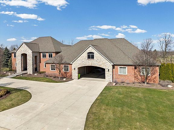 3rd image of 52960 Trailwood Dr