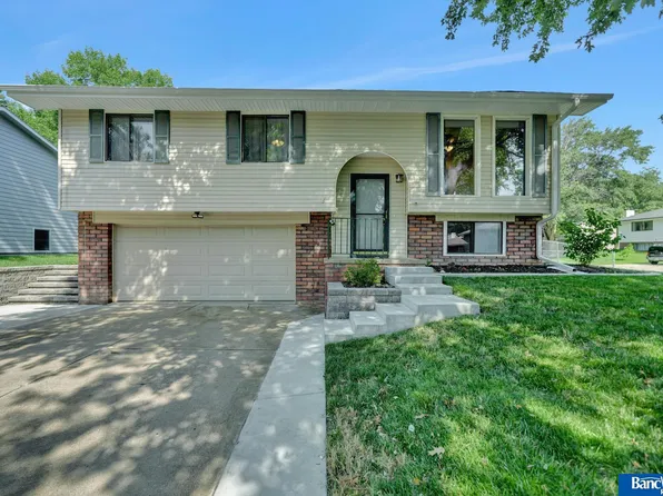 6125 NW 7th St, Lincoln, NE 68521
