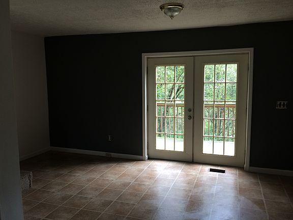 4th image of 1060 Fairfield Ave