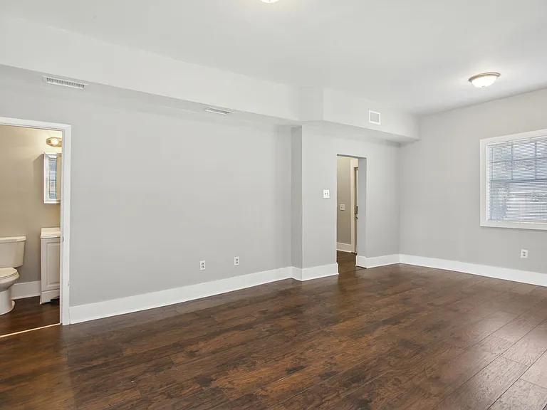 1002 W 44th St — Photo 4