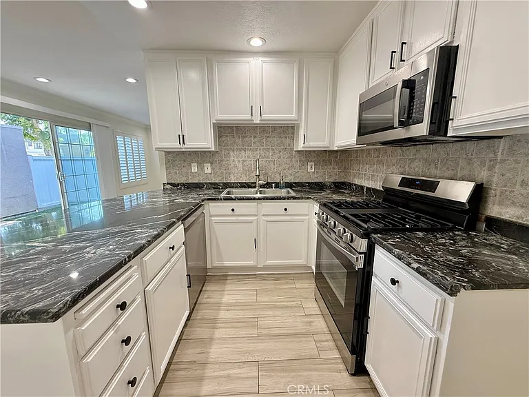 19230 Hamlin St — Photo 2
