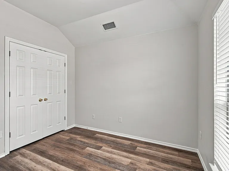 1033 Suffolk Ln — Photo 18