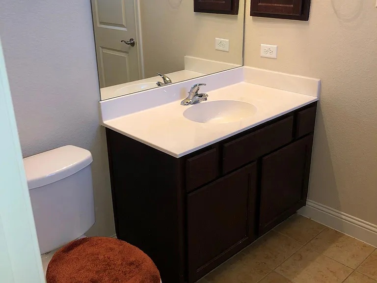 Bathroom between bedrooms 2&3 jack and Jill style