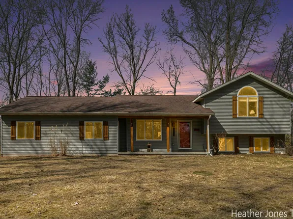 6569 White Pine Dr, Greenville, MI 48838