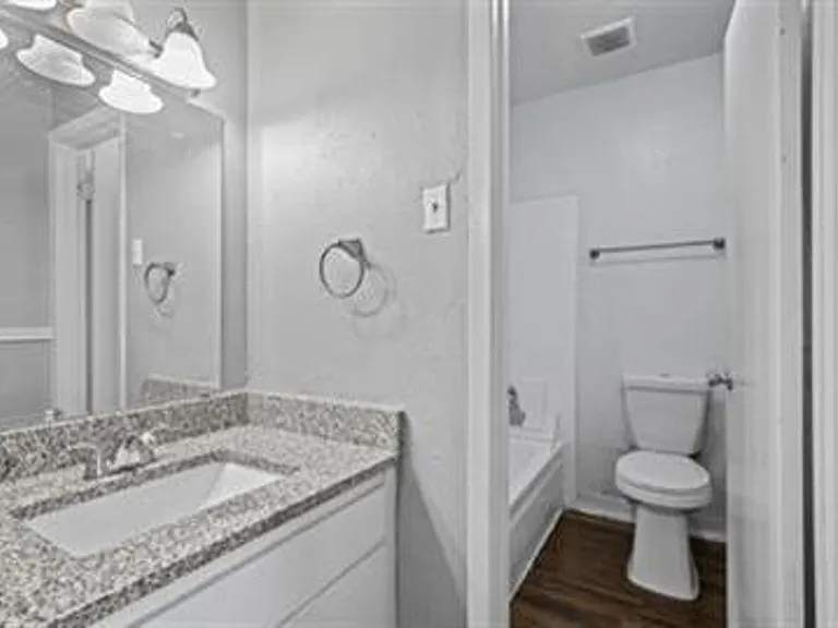 Ennis Place Apartments: Leasing Specials! Great location & Upgrades! — Photo 36
