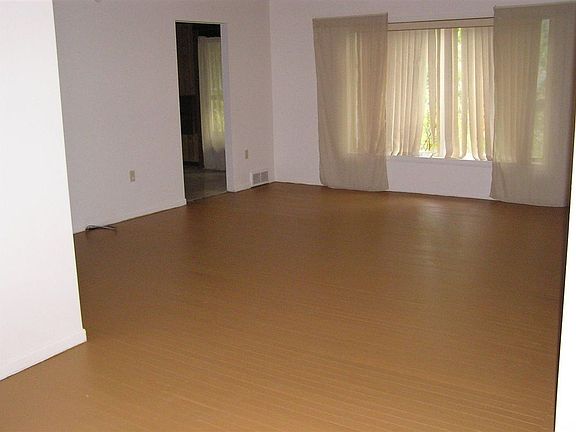 3rd image of 823 1st Ave