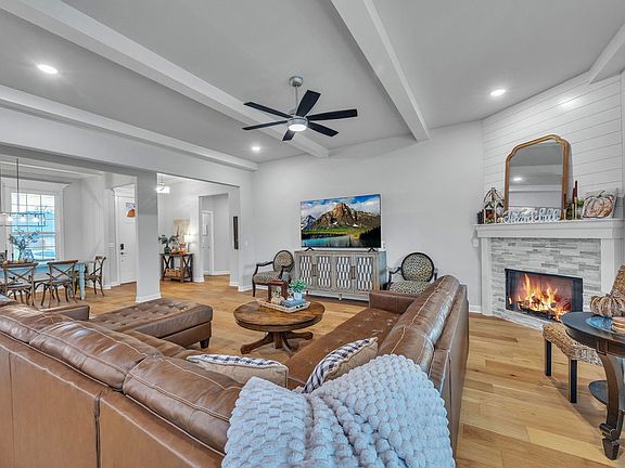 5th image of 418 Casella St