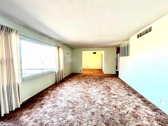 4th image of 10 Fair Ridge Cir