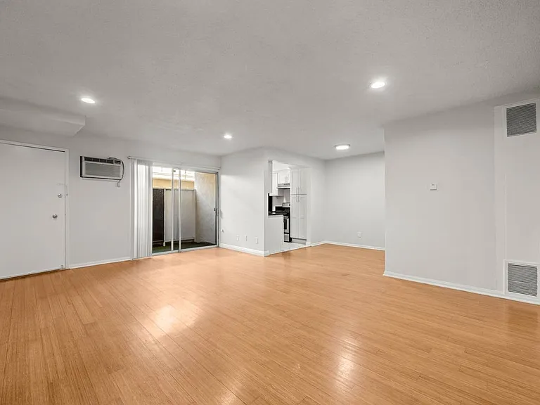 607 N Flores St — Photo 7
