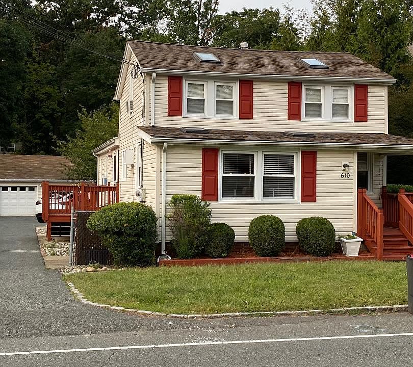 Left side detached garage comes with the unit