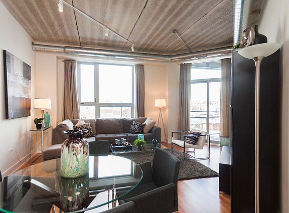 3rd image of 3201 W Leland Ave APT 303