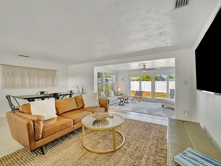 6426 Colonial Dr — Photo 13
