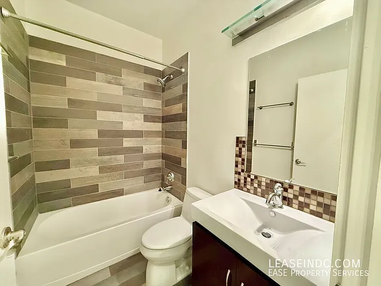 245 15th St SE #101 — Photo 21