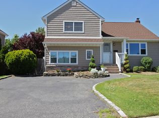 17 N Pine St, Massapequa, NY 11758