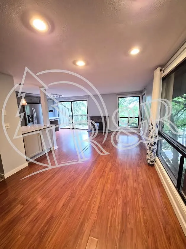 2 bed, 940 sqft, $1,595 — Photo 3
