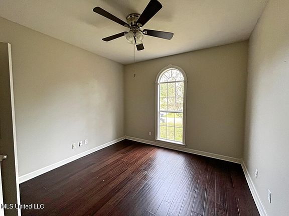 5th image of 619 Hampshire Dr
