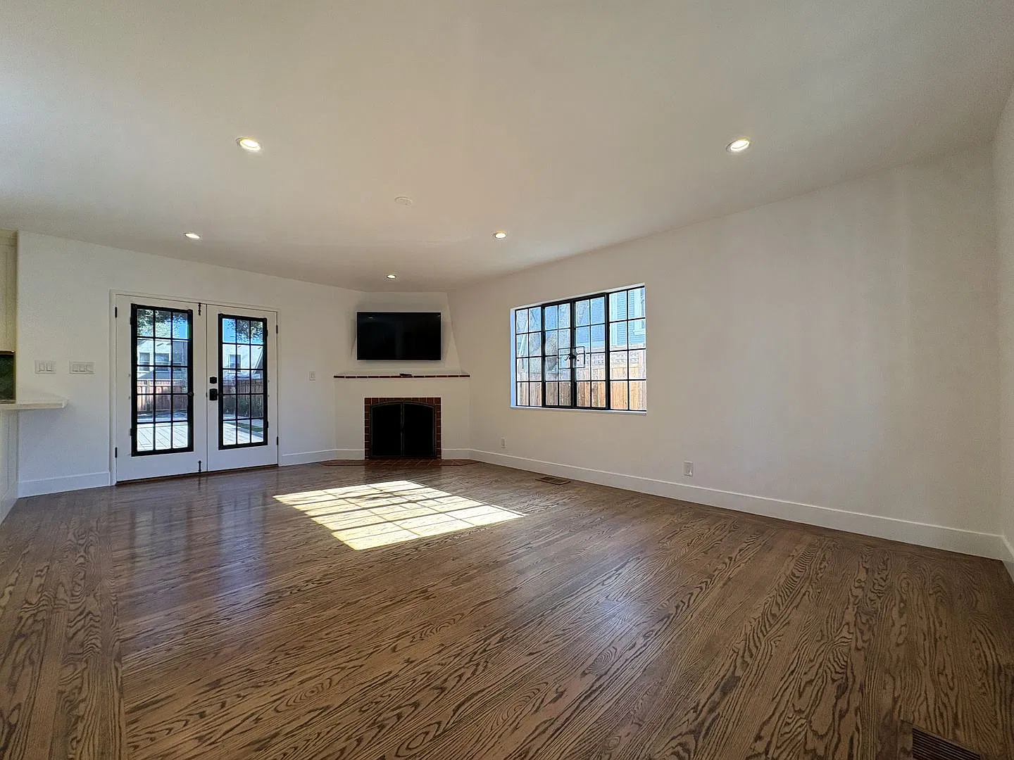 935 Waverley Street — Photo 4
