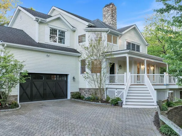 8 Lauren Pond Ct, Demarest, NJ 07627