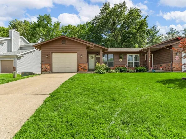 352 Della Dr, Saint Peters, MO 63376