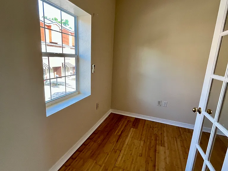 908 Laura St — Photo 18