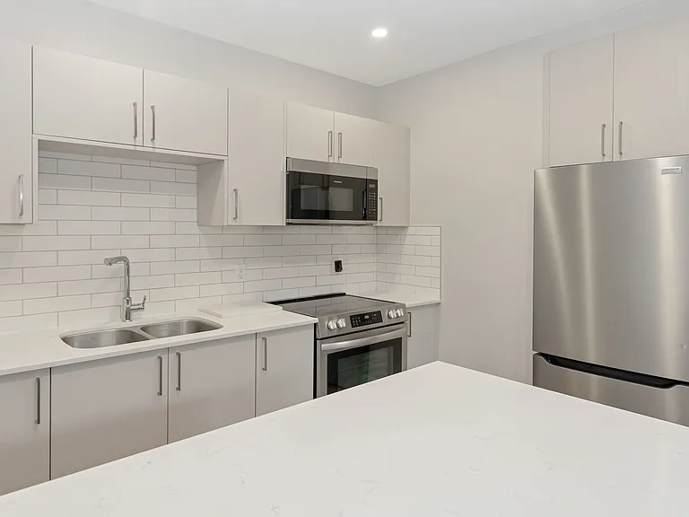 523 Bay St — Photo 7