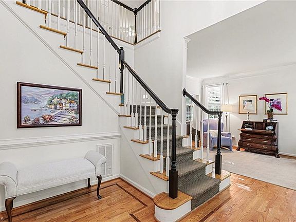 4th image of 15 Holly Springs Ln