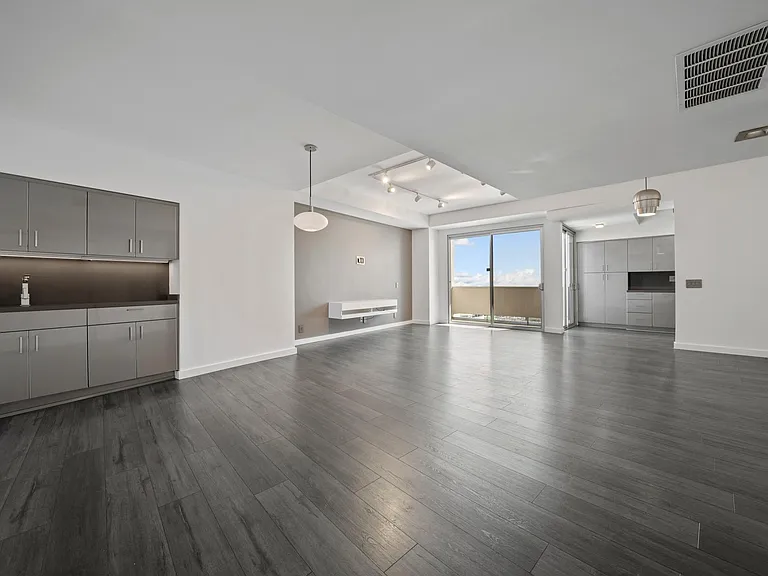 7250 Franklin Ave #1204 — Photo 2
