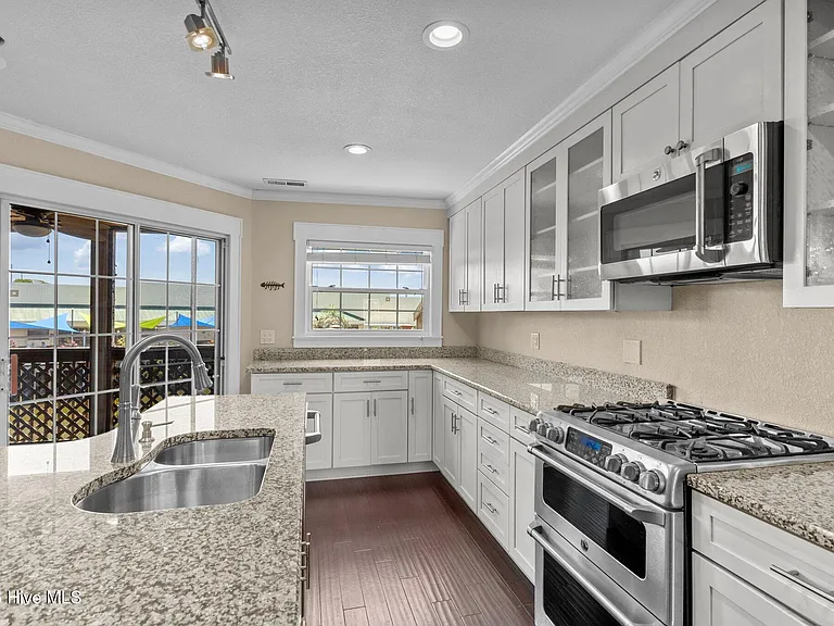 8711 Plantation Dr #302 — Photo 9