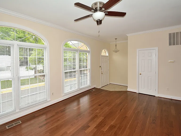 9425 Van Arsdale Dr — Photo 4