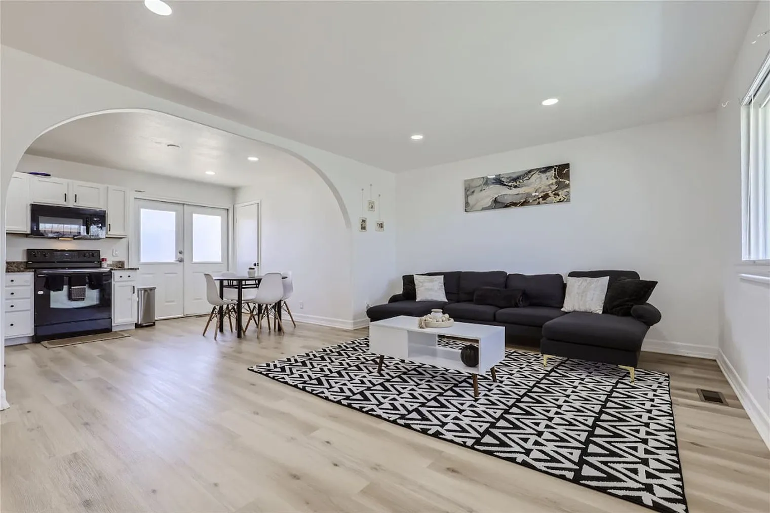 4 bed, 2.0 bath, 1894 sqft, $4,200 — Photo 1