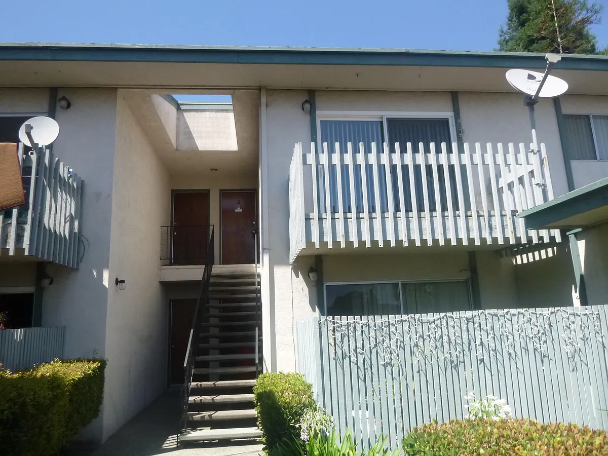 Building Photo - 2155 Fairway Dr #2