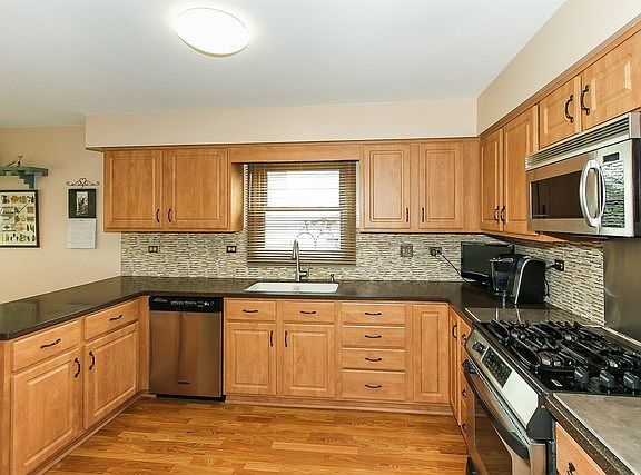 4th image of 206 Schreiber Ave