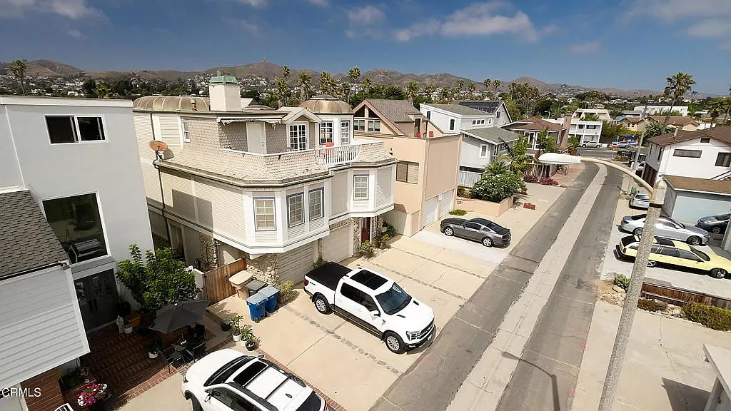 3 bed, 3.0 bath, 2440 sqft, $6,950 — Photo 3