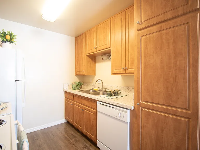 Gold Coast Apartments — Photo 31