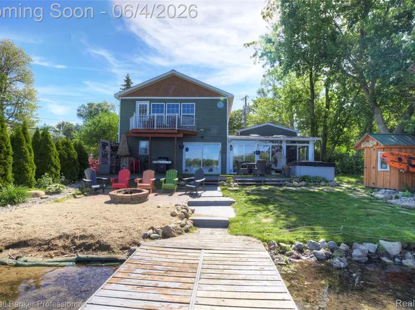1000 Round Lake Rd, White Lake, MI 48386