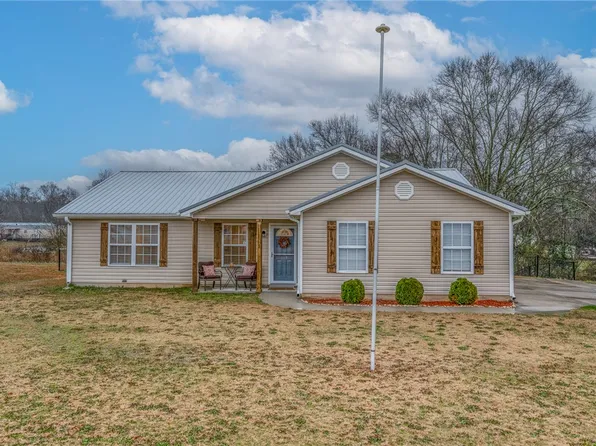 119 Chicoma Dr, Townville, SC 29689