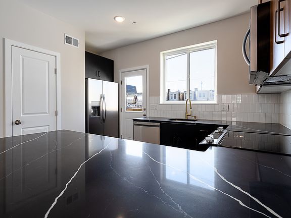 5th image of 1400 S Newkirk St #1
