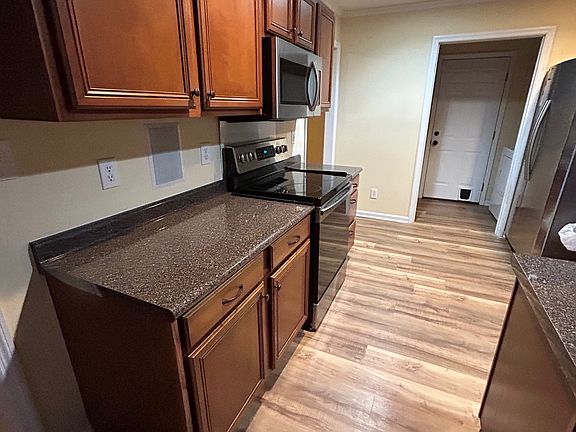 Spacious kitchen, clean mildly used SS appliances