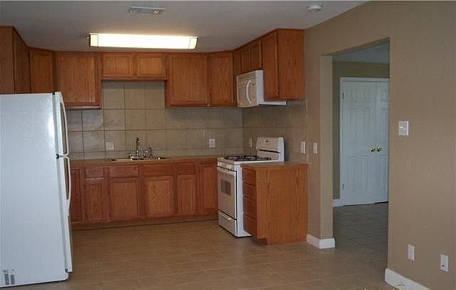 2nd image of 304 Montopolis Dr #B