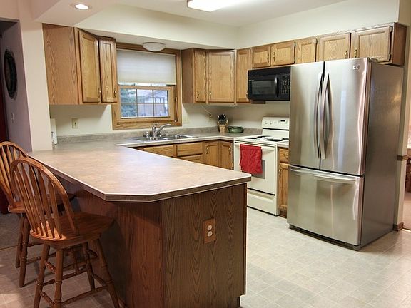 3rd image of 1021 E Mary Ln