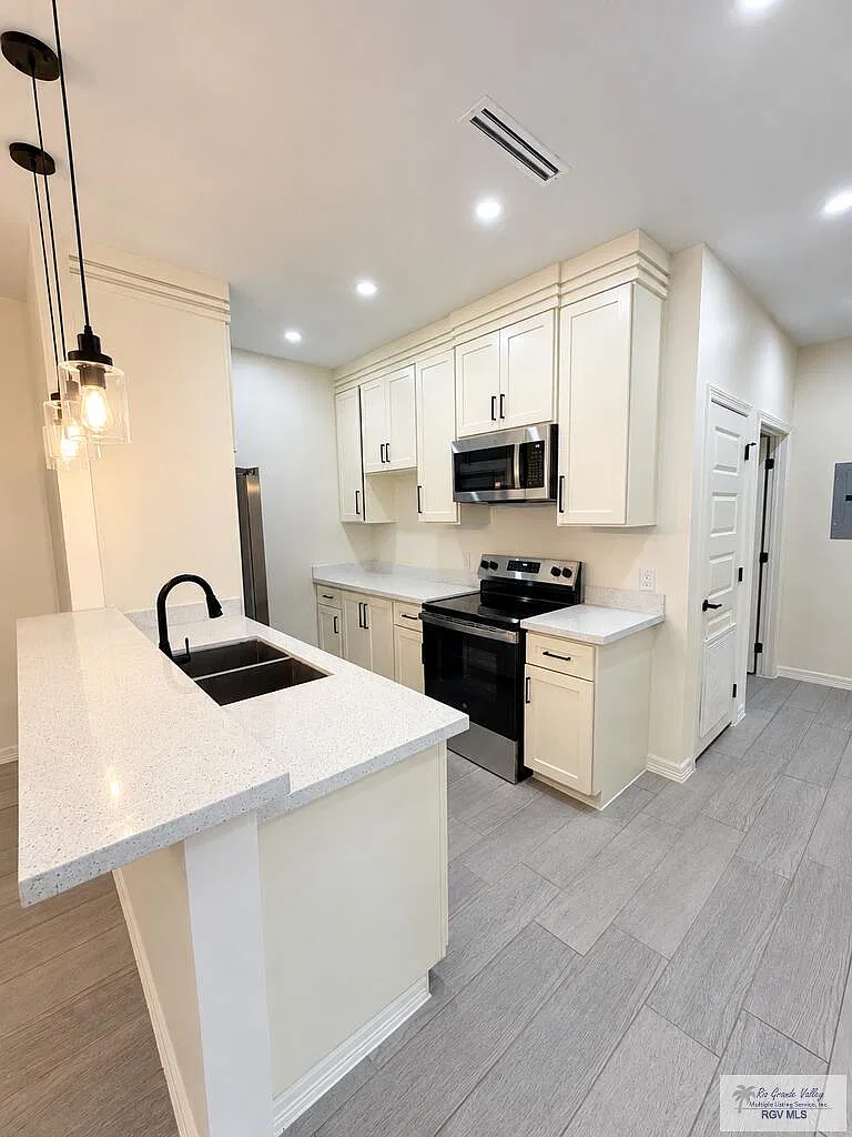 3 bed, 2.0 bath, 1123 sqft, $1,900 — Photo 4